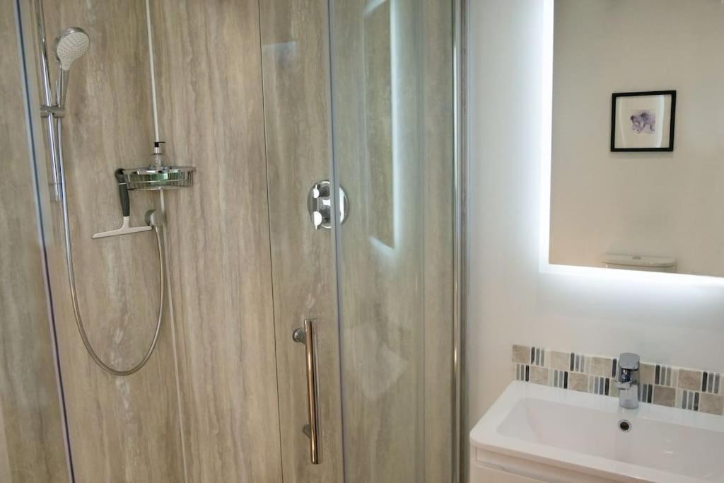 Central 2 Bedroom Luxury Home Close To River Ness Инвернес Екстериор снимка