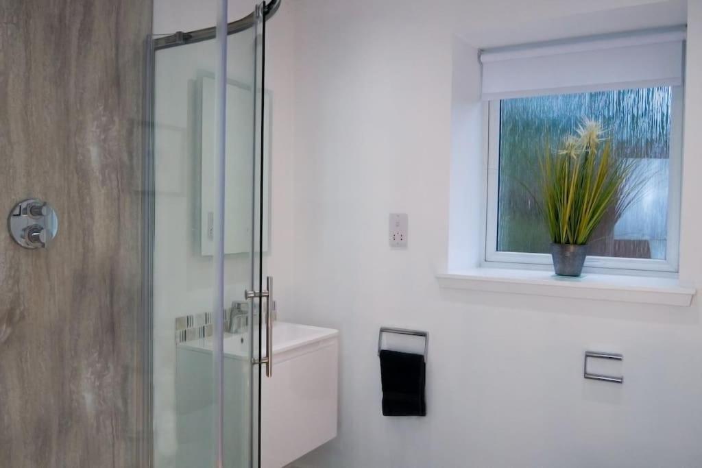 Central 2 Bedroom Luxury Home Close To River Ness Инвернес Екстериор снимка