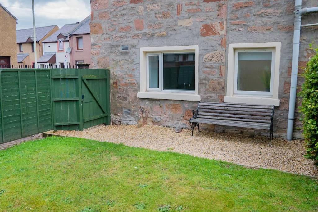 Central 2 Bedroom Luxury Home Close To River Ness Инвернес Екстериор снимка